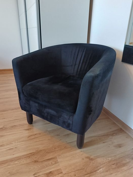 Fotel czarny niski  welurowy 70 x 74