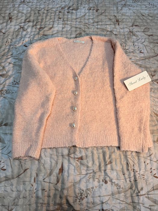 Cardigan Feminino Sweet Lady em Tricô Peludinho Rosa Claro com Botões Pérola