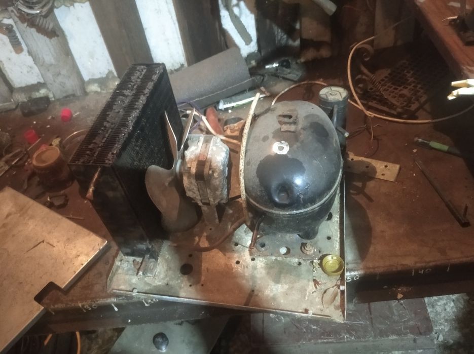 Компресор з радіатором від апарата для охолодження напоїв