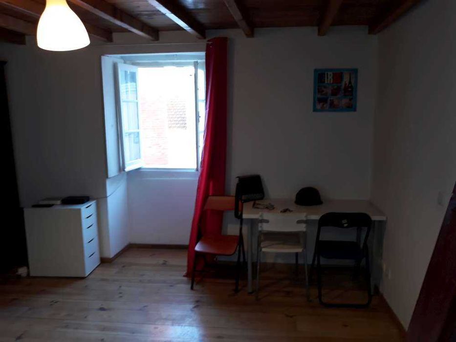 T-3 Mobilado+ equipado, com pátio,no Centro Lisboa. Ler texto.