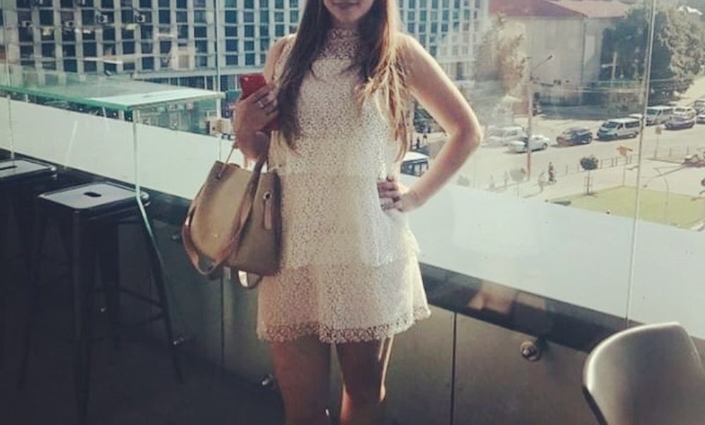 Біла мережевна сукня