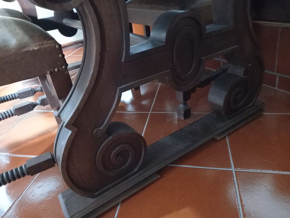 Mesa rústica, cadeiras e móvel