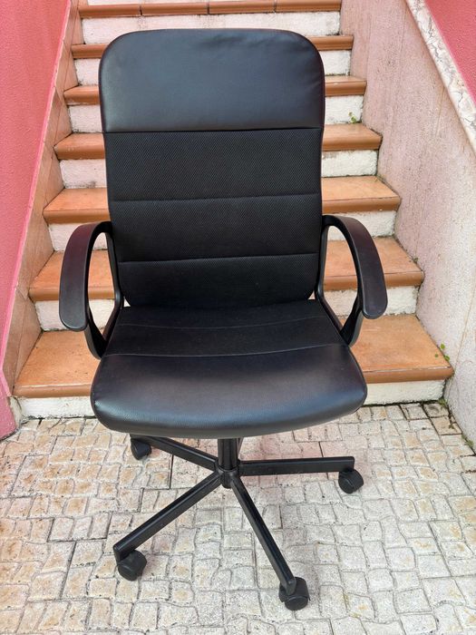 Cadeira de Escritório Ergonómica Preta – Confortável e em Excelente Estado