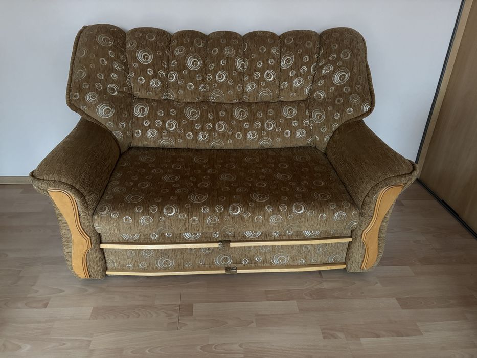 Dwie rozkladane sofy i fotel