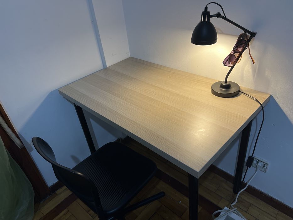 Jogo de mesa cadeira e abaju de escritorio