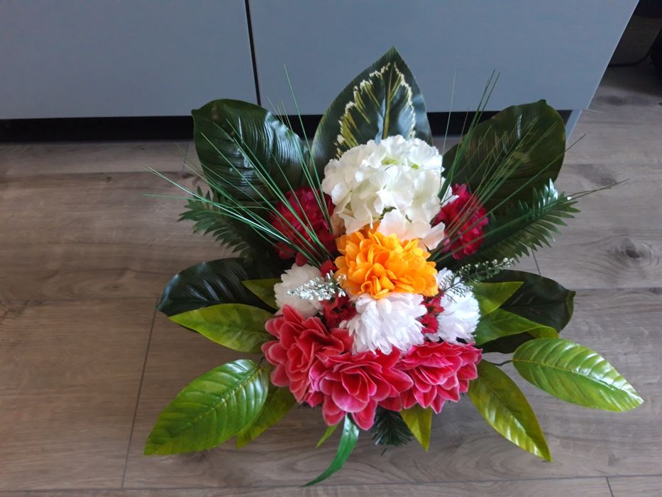 Wieniec wiązanka ze sztucznych kwiatów na grób