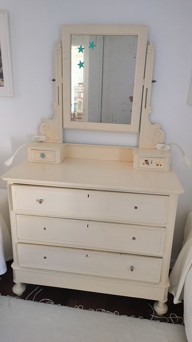 Cômoda com espelho – precisa de restauro