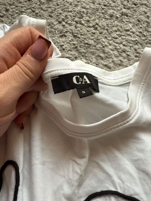 Biała koszulka z wyszywaną twarzą