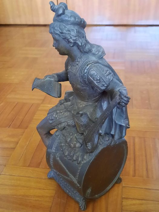 Estátua decorativa - músico antigo