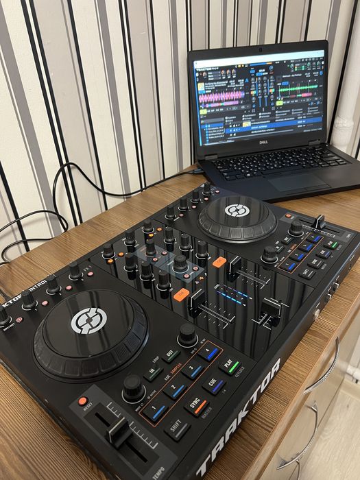 Native Instruments Traktor Kontrol S2. Dj контроллер