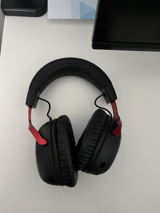 Selling HyperX Cloud III Wireless479613094986393601