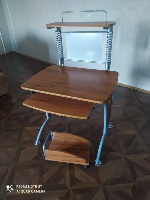 Комп'ютерний стіл