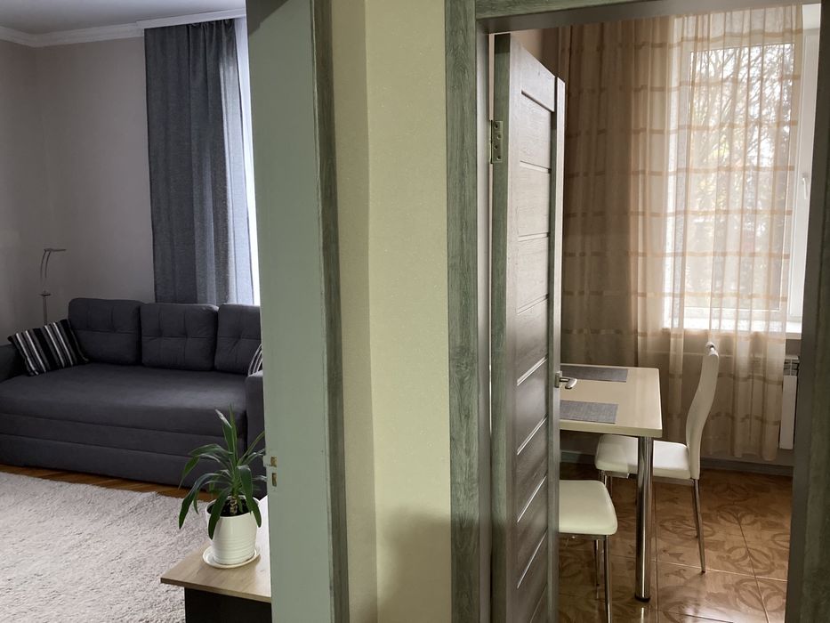 2-к квартира подобово,центр. опалення,на Соборній 101,6 місць,докум.