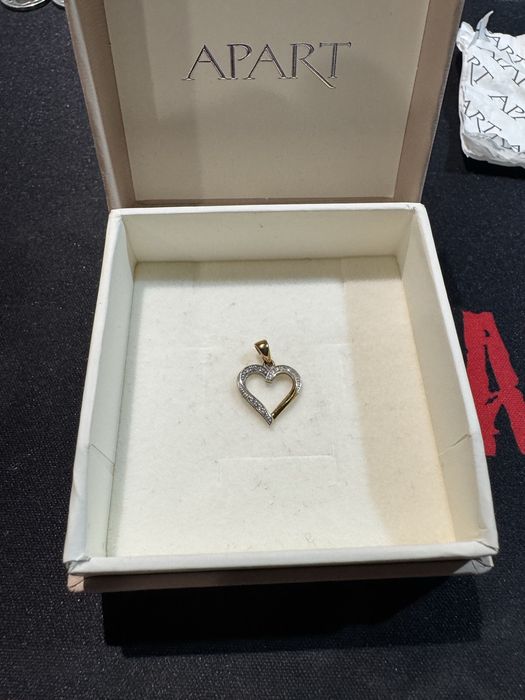 Złota zawieszka z diamentami APART