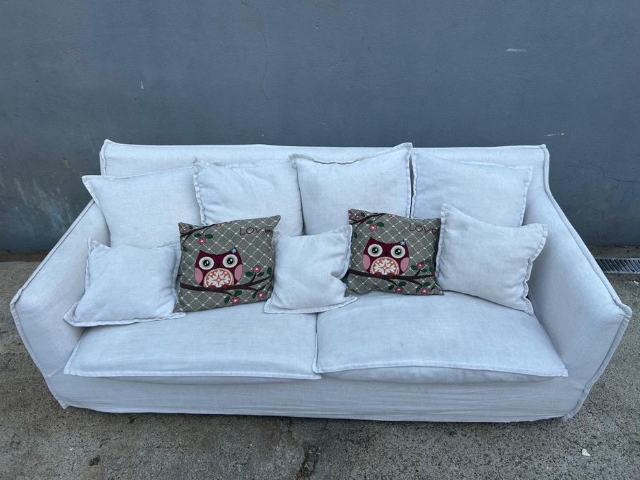 Sofá de 3 lugares com tecido tipo fazenda claro