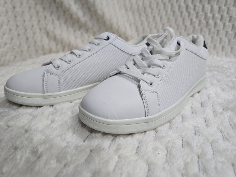 Sneakersy białe.