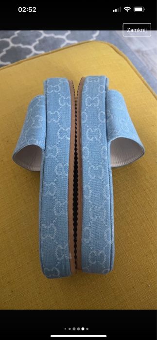 Jeansowe klapki w monogram