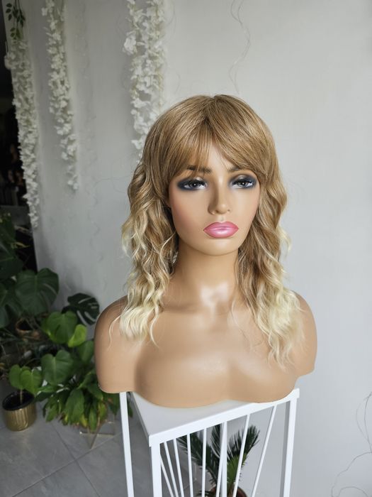 Peruka Sara ciemny blond mix blond 3D z grzywką naturalna gęstość