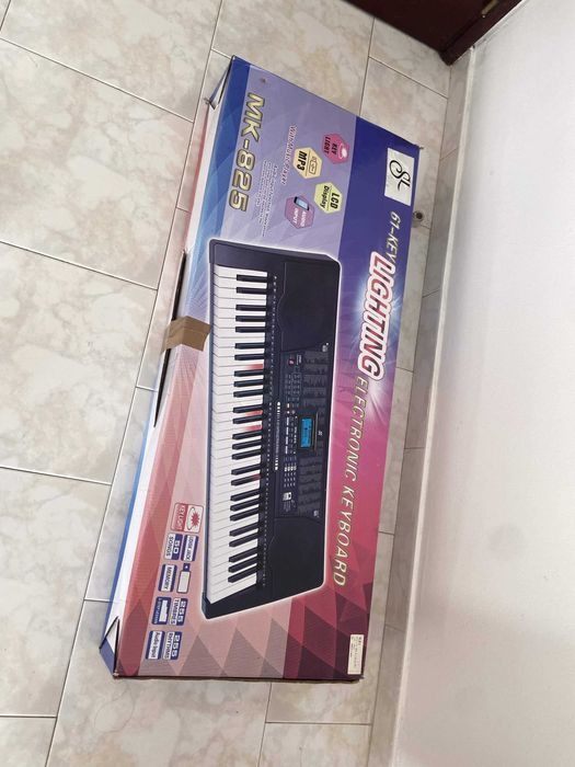 Teclado Musical - 61-KEY Lighting electrionic keyboard MK-825 - Ótimo Estado