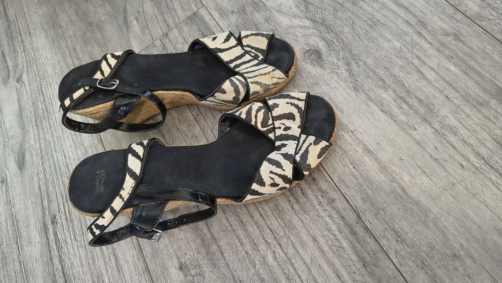 Sandały na koturnie zebra