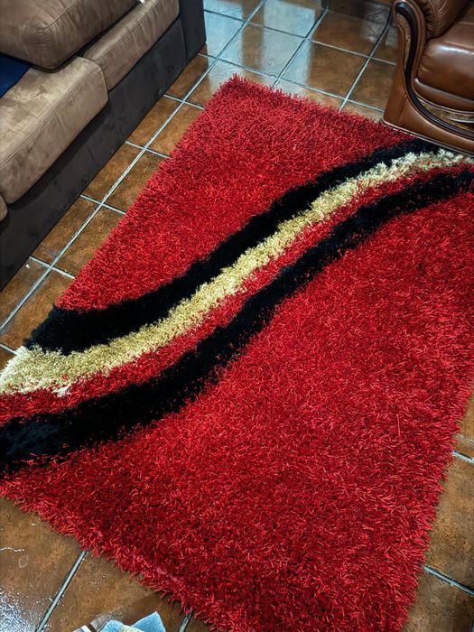 Carpete 140x190 como nova vermelha com desenho preto e beje64309794922242121