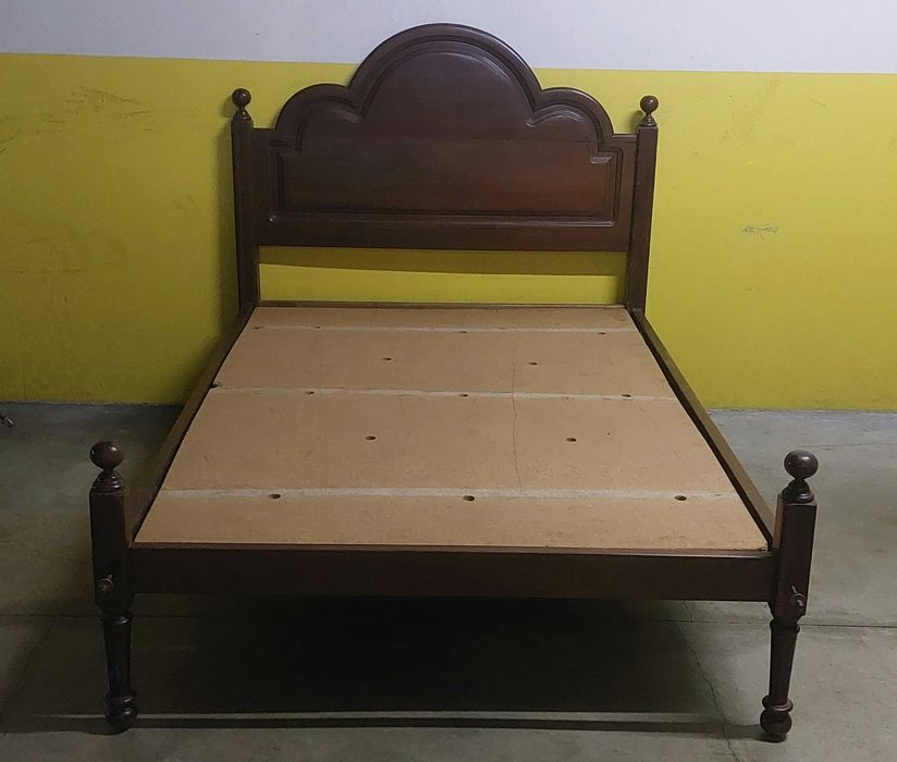Cama com Mesinha Cabeceira (possibilidade de fornecer colchão)