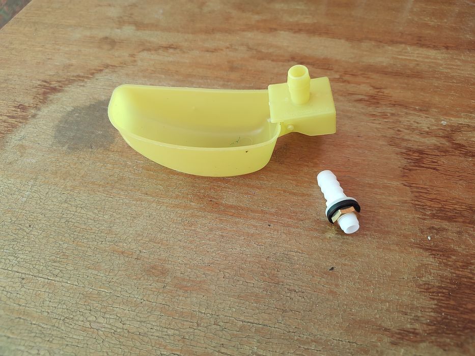 Poidła do chowu drobiu