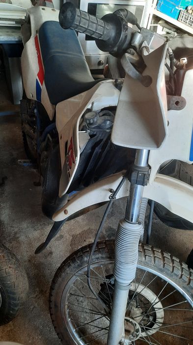 Mota Suzuki, sem documentos, motor colado. Parada ha 3 anos.