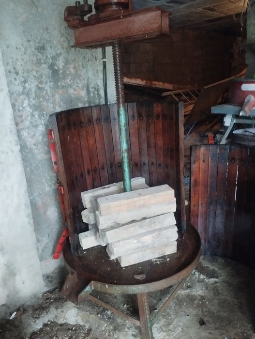 Prensa de vinho fundo em ferro