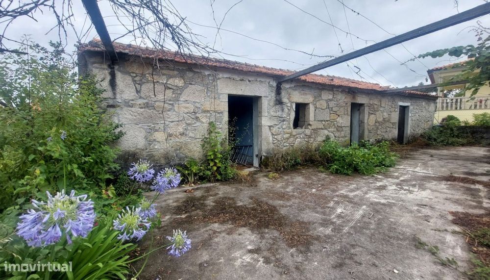 Venda de moradia V2 térrea p/ restauro, Vila Fria, Viana do Castelo