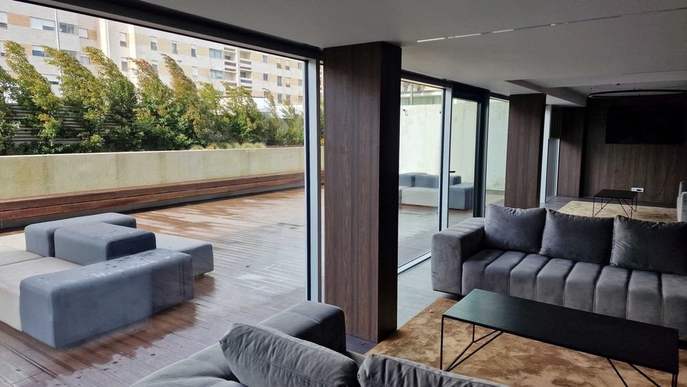 Estúdio TO em prédio de luxo, com portaria 24h, lugar de garagem e arrumos, no Porto (Circunvalação, Sra.Hora)