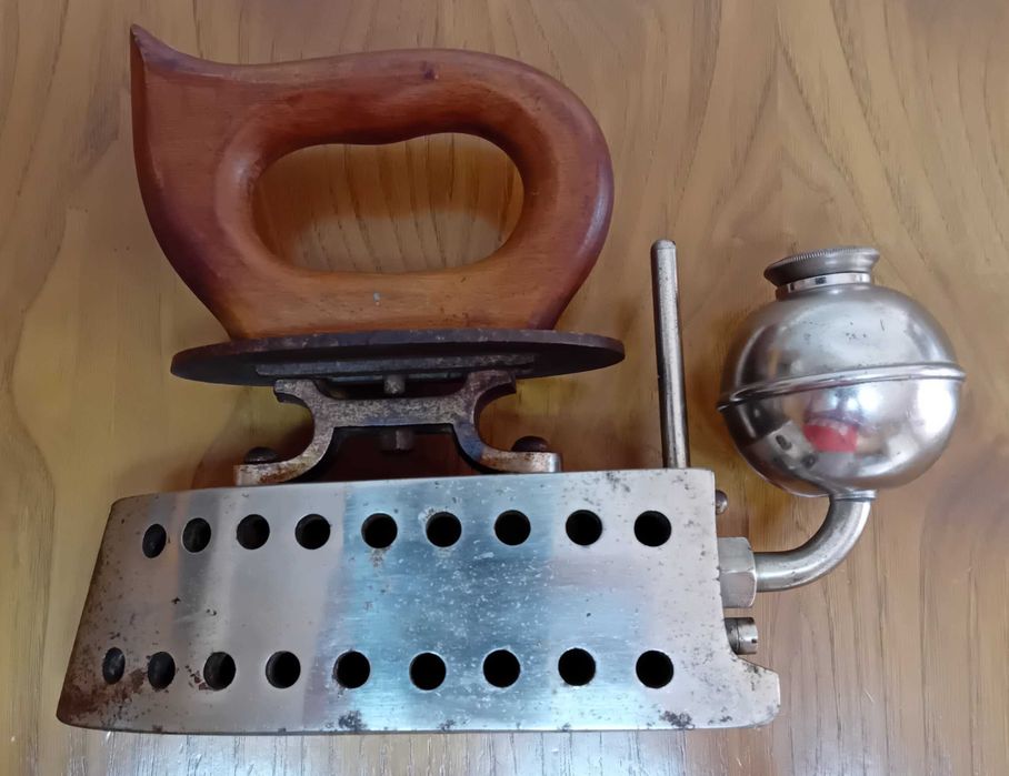 Ferro de Engomar Antigo a Álcool