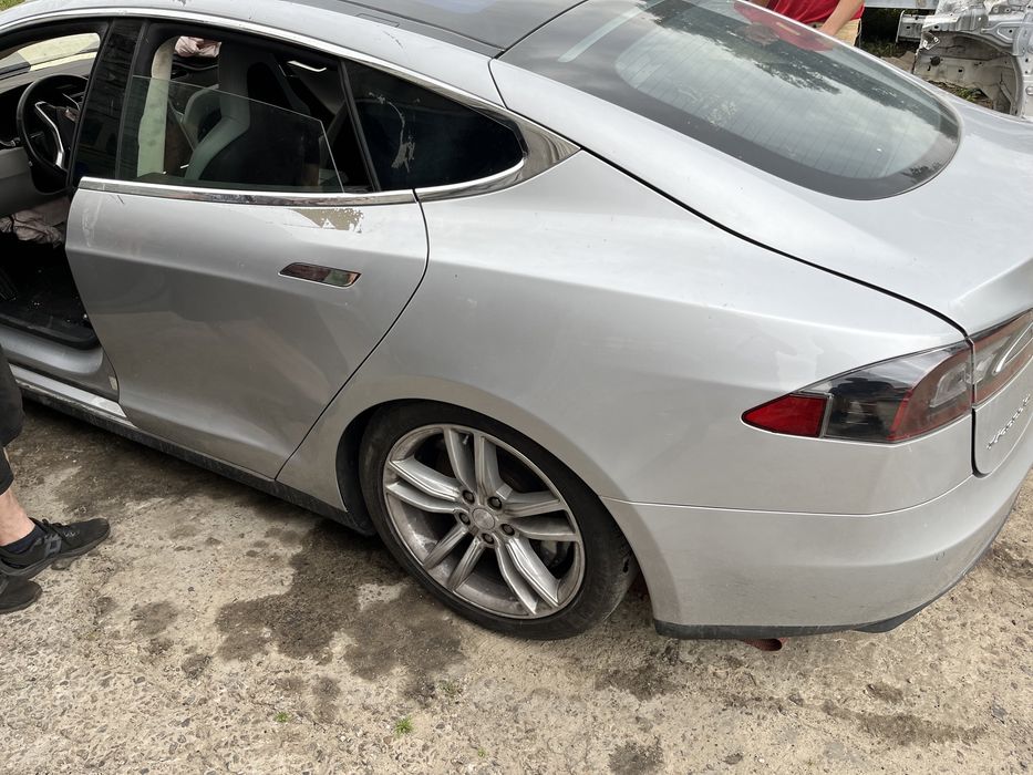 Tesla model S задние левые двери