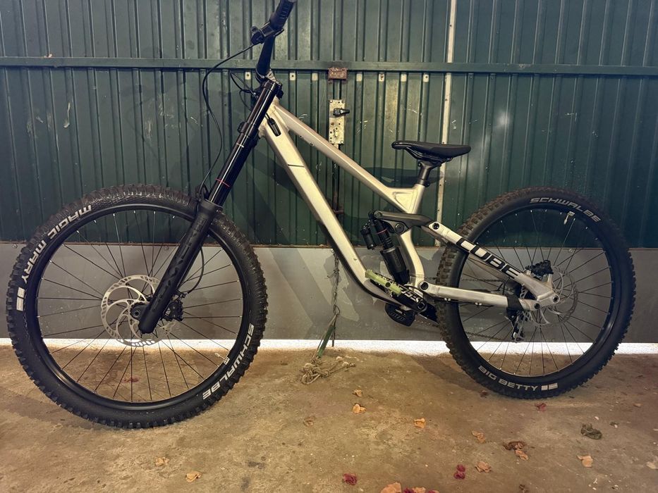 Bicicleta de downhill cube 215 *NOVA*