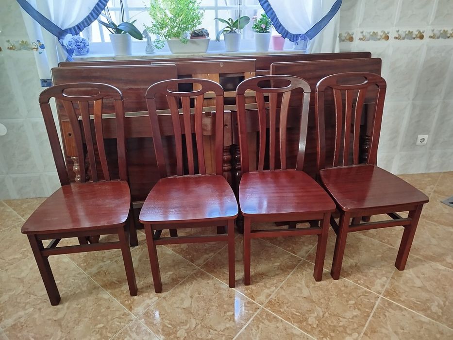 Mesa extensível com 10 cadeiras