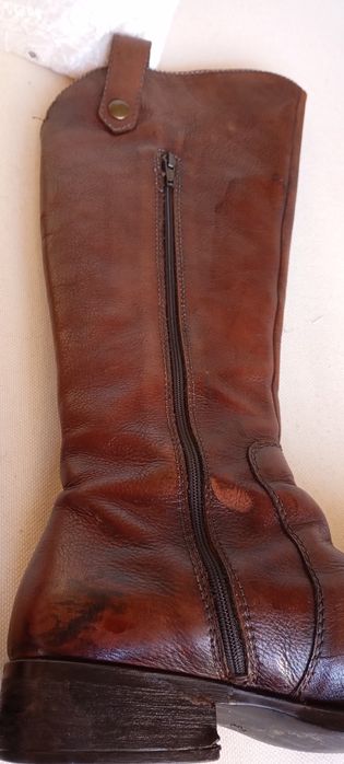 Bota em pele de cano alto castanho