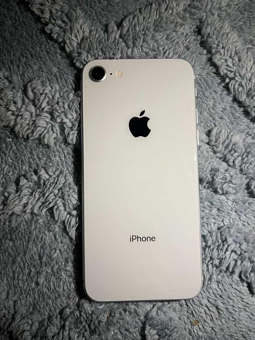 Продам айфон 8..