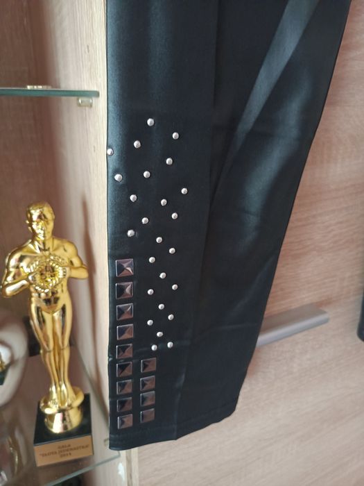 Ładne leginsy z eko skóry z ozdobami na nogawkach