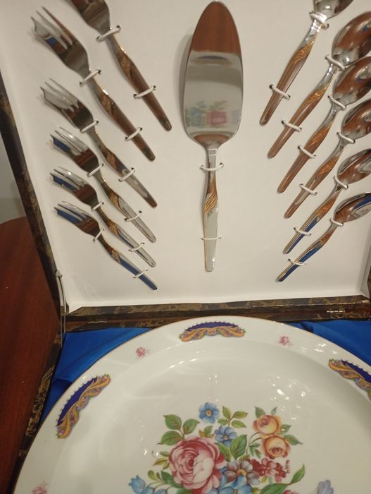 Prato de bolo em louça de porcelana.Com talheres incluídos na, Limoges