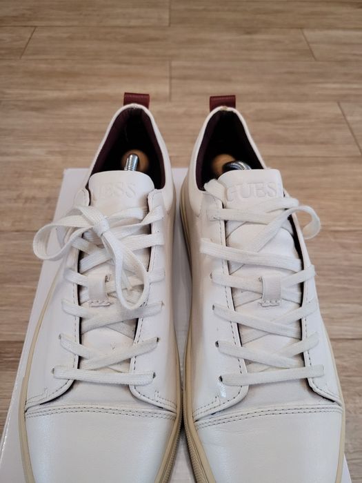 Klasyczne białe sneakersy skóra naturalna GUESS r. 44