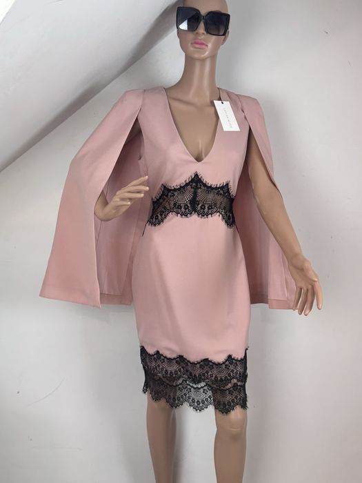Elegancka sukienka koktajlowa Lavish Alice z peleryną / koronka