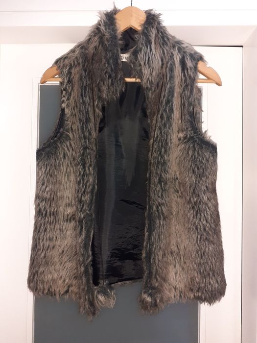 Colete em pêlo castanho e beje