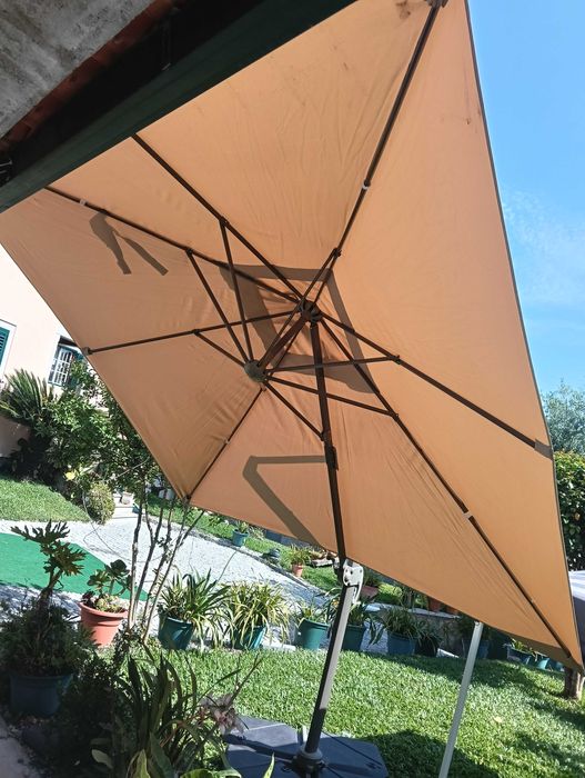 Tenda, guarda sol e bancos