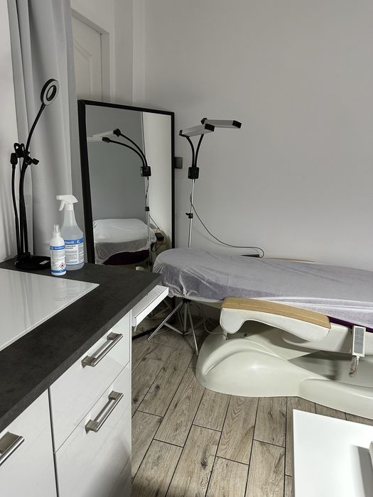 Stanowisko / pomieszczenie podnajme w SALONIE