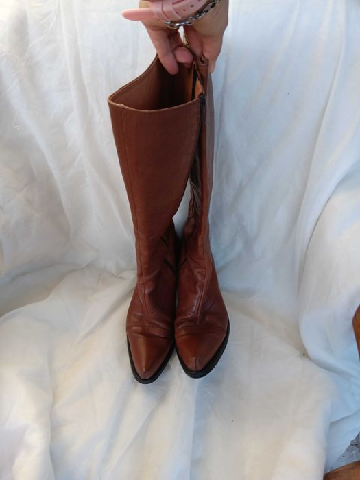 Botas salto e cano alto em pele da Ana Sousa