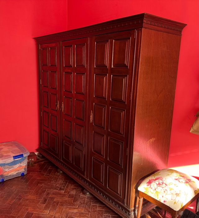 Roupeiro antigo em bom estado