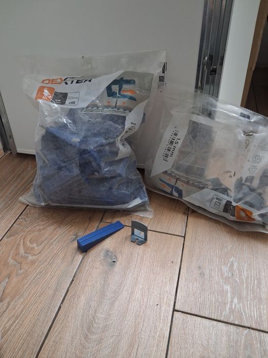 Kliny do płytek, zestaw do poziomowania kafli Dexter