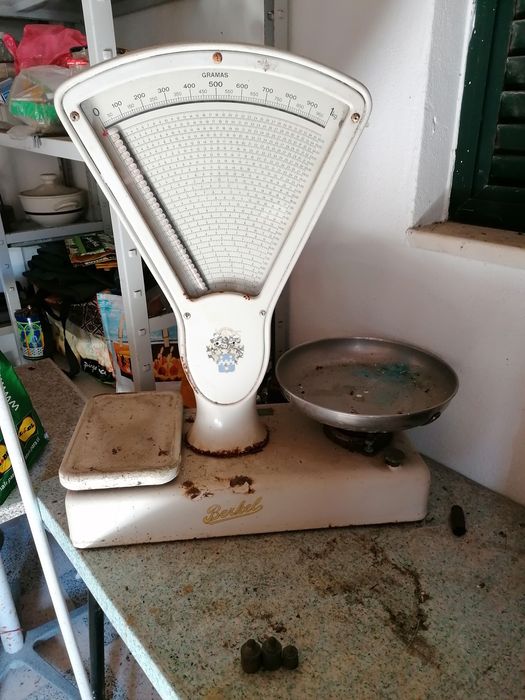 Balança comercial antiga Berkel com pesos