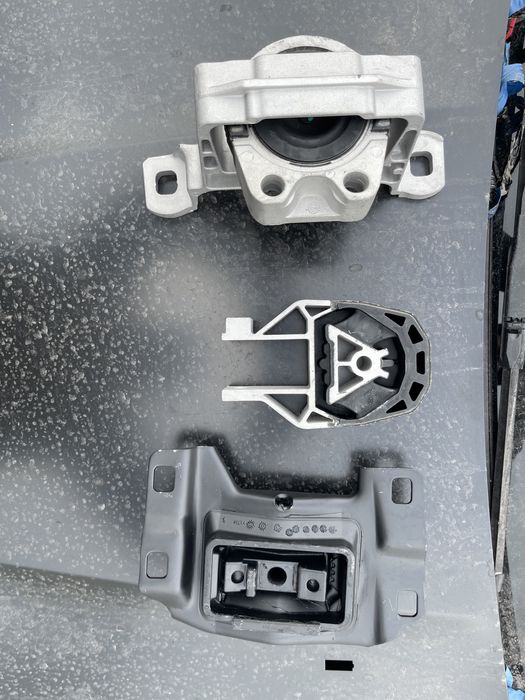 Подушка двигателя правая форд фокус 3 мазда 3 BK