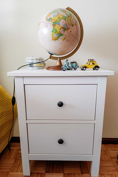 Cómoda e Mesa de Cabeceira Ikea